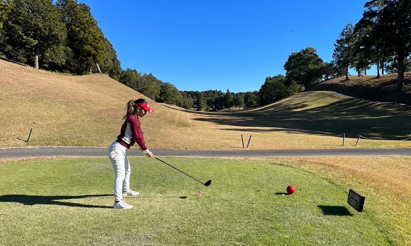 ゴルフをしている女性