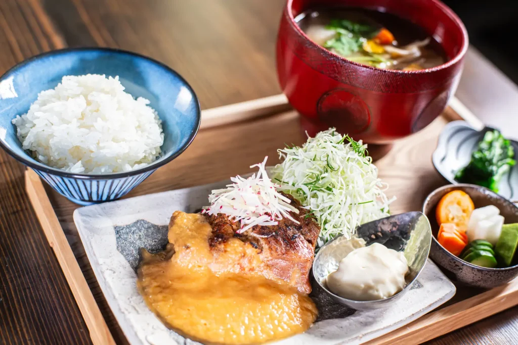 箸でほぐれるナイスな生姜焼定食